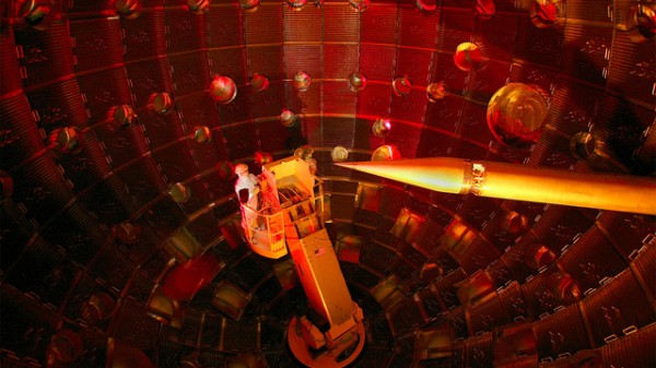 4. O interior da câmara-alvo do National Ignition Facility (NIF),