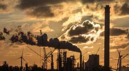 Poluição do ar é causada pela introdução de substâncias que alteram as características do ar e podem causar prejuízos ao meio ambiente e a saúde humana.