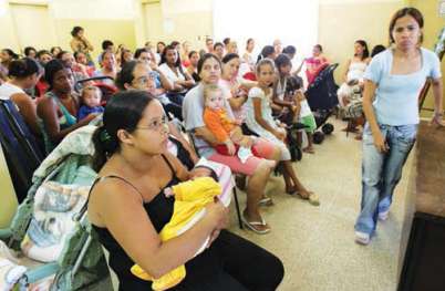 Mães aguardam atendimento em posto de saúde de São Paulo